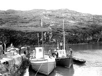 Inishturk:school centenary celebrations.. - Lyons0008874.jpg  Inishturk: Visitors arriving from the mainland for the school celebrations. : 1986 Inish Turk 36.tif, Inish Turk, Lyons collection