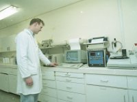 - Lyons0020262.jpg  In the laboratory, Allergan, April 1992 : 19920407 In the laboratory 3.tif, Allergan