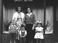 Gray family,, Westport, 1958. - Lyons0014470.jpg  Millie & Rosie Gray, westport, May 1958.