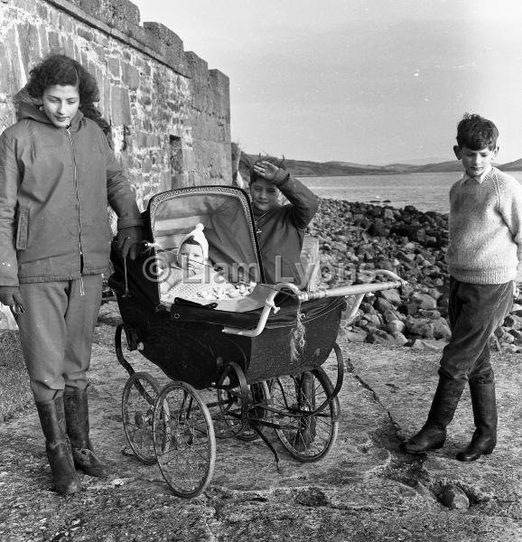 Stoney family Rosturk castle, 1965