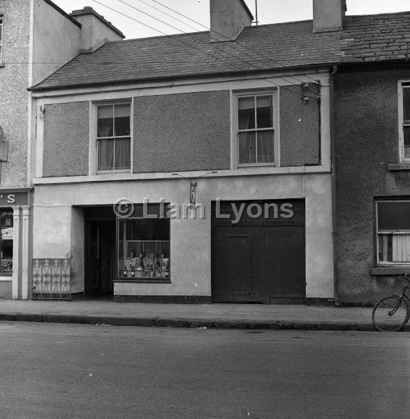 Tom Hoare's bar showing the closed workshop entrance, 1965