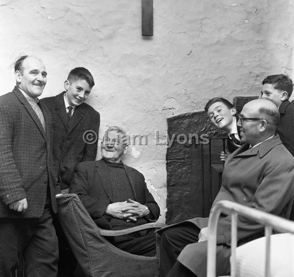 Members of the Castlebar boxing team & committee visiting the Sacred Heart Home Castleba, January 1966