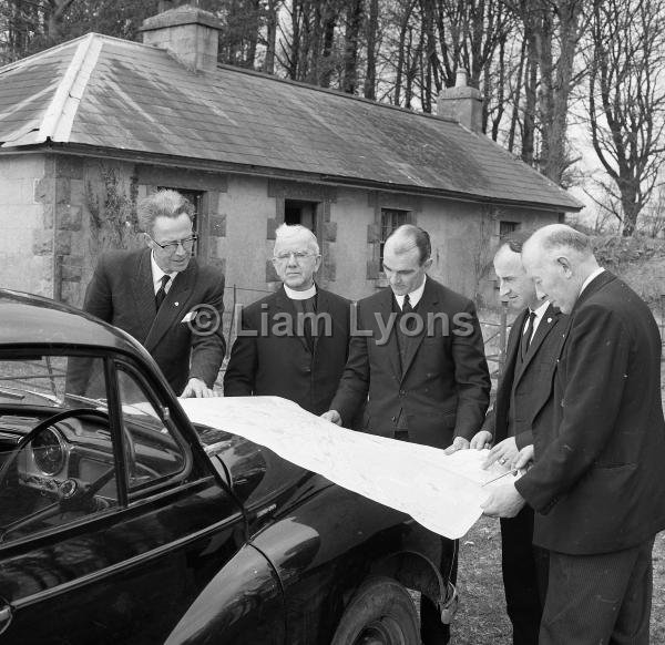 Committee of pig station in Balla looking at the plans, April 1967