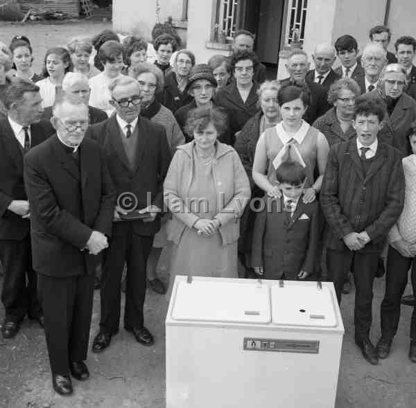 Presentation of washing machine to Gallagher family