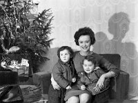 Mrs Carolan & children, February 1966 - Lyons0000538.jpg  Mrs Carolan & children, February 1966 : Carolan, Lyons