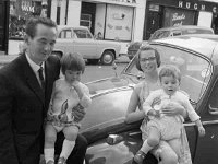 Joe Berry & his children - Lyons0001202.jpg  Joe Berry & his children Original folder, 1968 Misc : Joe Berry