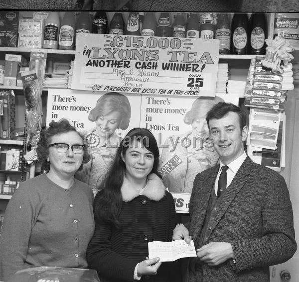 Lyons Tea Winner - Mrs C Regan & her daughter