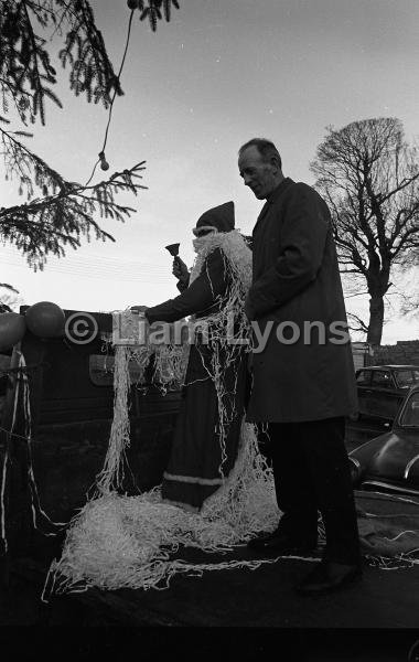 Santa arrives in Ballinrobe at the invitation of O' Connors' bak  Santa arrives in Ballinrobe at the invitation of O' Connors' bakery