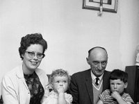 Mr & Mrs Tom O' Malley & their children - Lyons0001698.jpg  Mr & Mrs Tom O' Malley & their children : O'Malley